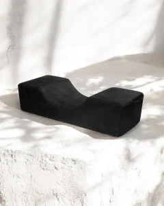 Apoya cabeza de terciopelo negro importado